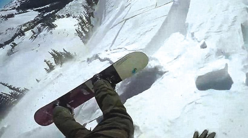 Θα σας κόψει την ανάσα! Βίντεο δείχνει τη στιγμή που snowboarder πέφτει σε χιονοστιβάδα
